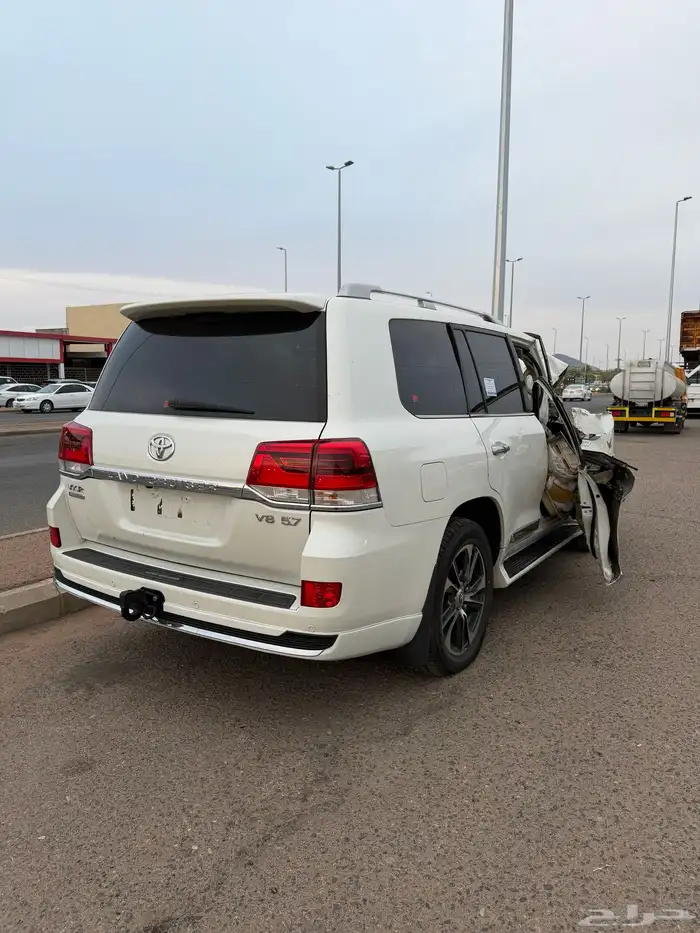 لاندكروزر vxr 5.7 2016 5