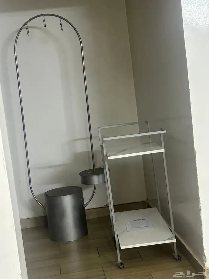 للبيع  طاولة عرض   علاقة عبايات مستعملة بحالة ممتاز 0