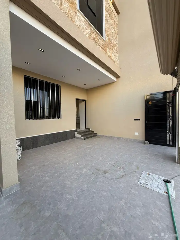 للبيع شقه أرضيه ببايكه سيارة بموقع مميز مقابل نادي ضمك 2