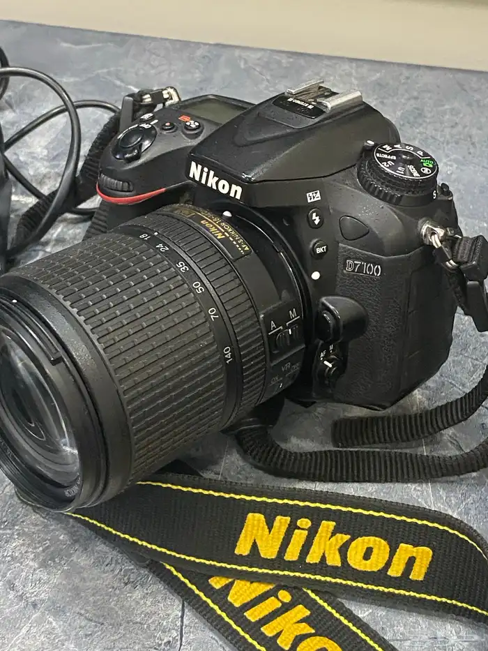 للبيع كاميرا نيكون الاحترافية d7100 4