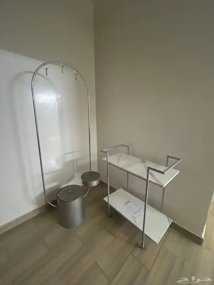 للبيع  طاولة عرض   علاقة عبايات مستعملة بحالة ممتاز 2