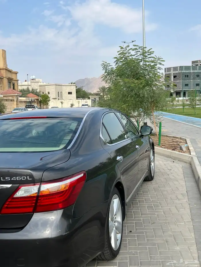 للبيع او البدل لكزس LS460L مخزن ممشي 54000 2