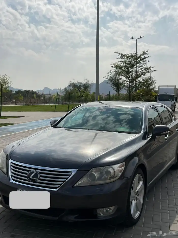 للبيع او البدل لكزس LS460L مخزن ممشي 54000 5
