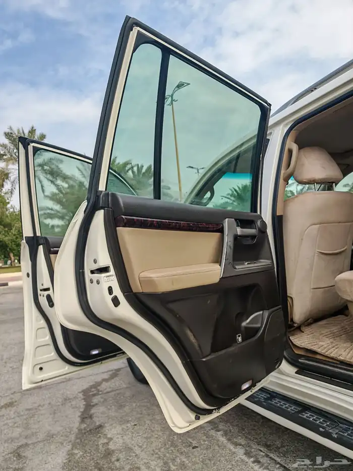 جيب لاندكروزر 2011 V.XR فل كامل 96