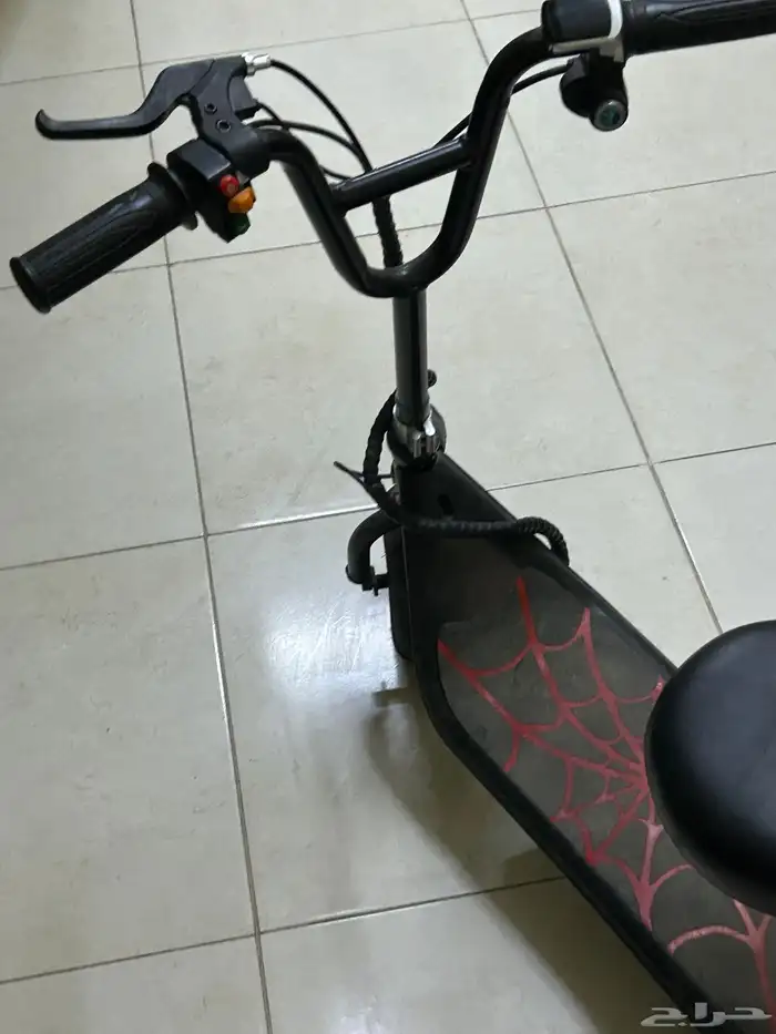 سكوتر كهربائي بدون إشارات في مفتاح فيه شاحن نظيف 2