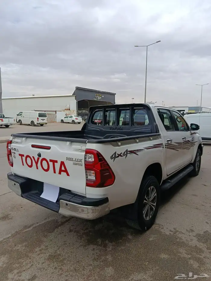 تويوتا هايلوكس غمارتين موديل 2024ديزل قير عادي 3