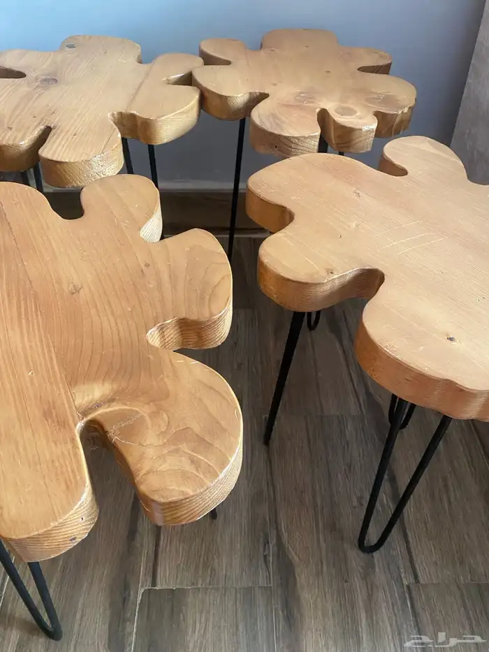 طاوله خشب اربعه خدمه  وواحده كبيره اشتريتها ب 1200 0