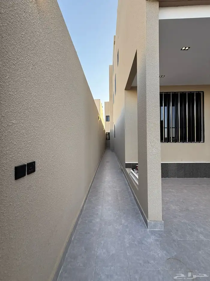 للبيع شقه أرضيه ببايكه سيارة بموقع مميز مقابل نادي ضمك 1