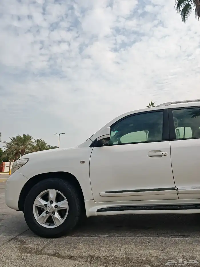 جيب لاندكروزر 2011 V.XR فل كامل 14