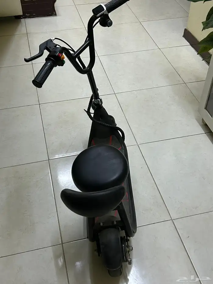 سكوتر كهربائي بدون إشارات في مفتاح فيه شاحن نظيف 1