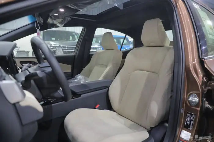 تويوتا كامري LE بنزين فتحة سقف 2025 جديد الاقل سعرا بالسوق 10