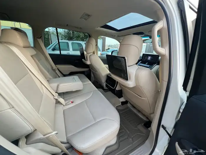 تويوتا لاندكروزر 2022 GXR (بحالة ممتازة) 17