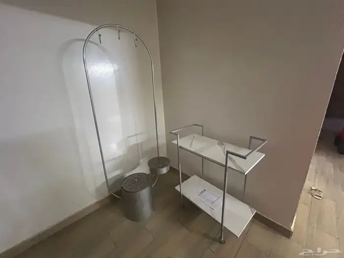 للبيع  طاولة عرض   علاقة عبايات مستعملة بحالة ممتاز 1