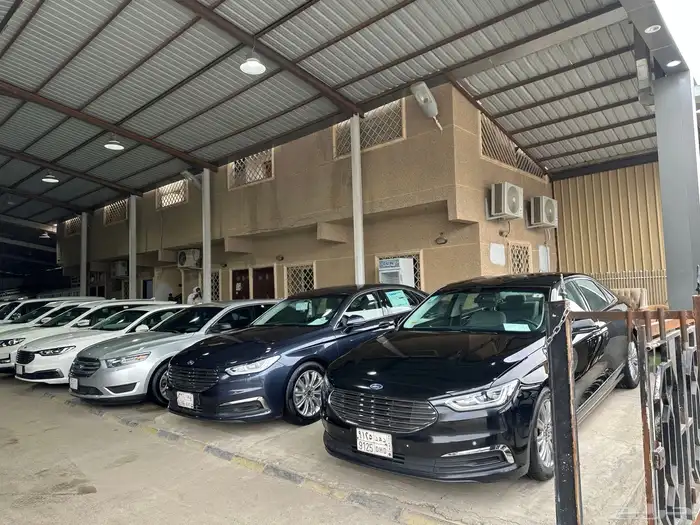 مجموعة فورد تورس 2021 اسود وكحلي وابيض عداد قليل 0