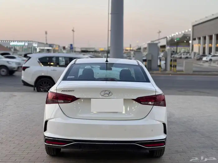 هيونداي اكسنت 2023 ابيض عداد قليل 6