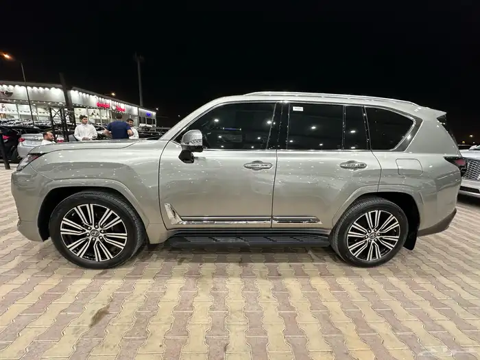 لكزس LX600 موديل 2022 فل كامل BB نظيف جدآ 4