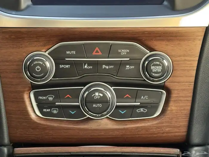 كرايسلر c300 platinum - V8 hemi - بحالة المصنع 44