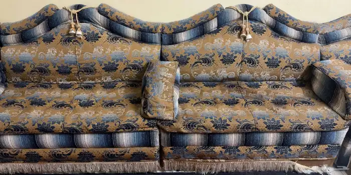 للبيع أثاث منزل كنب مجلس نظفين 4ف4 وكراسي طاولة طعام 8