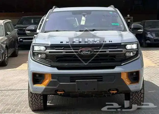 تتوفر فئات فورد اكسبديشين 2025 اصفار لمبيعات النقد والبنوك 8