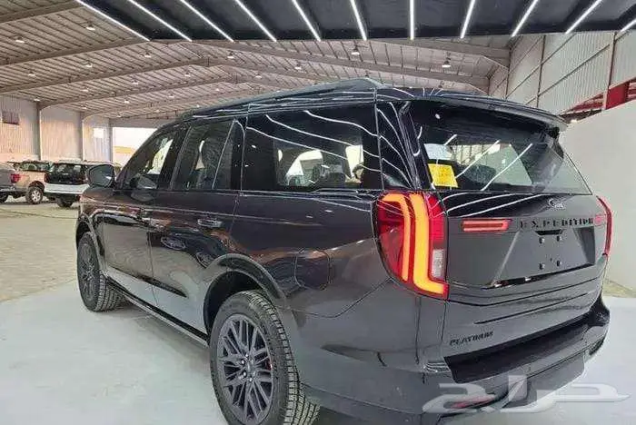 تتوفر فئات فورد اكسبديشين 2025 اصفار لمبيعات النقد والبنوك 12