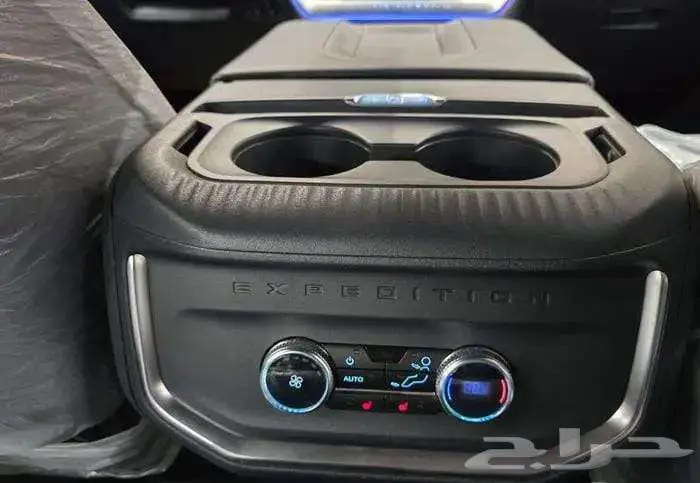 تتوفر فئات فورد اكسبديشين 2025 اصفار لمبيعات النقد والبنوك 10