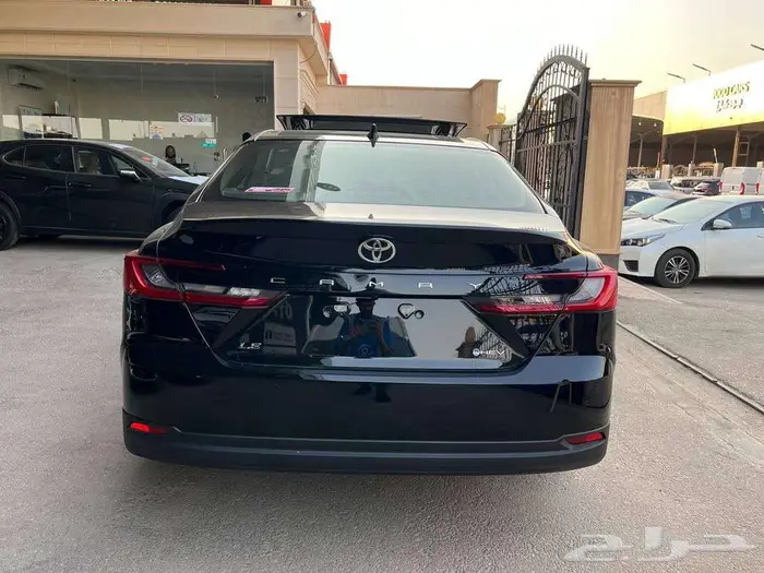 تويوتا كامري LE هايبرد 2025 فتحة بانوراما 9