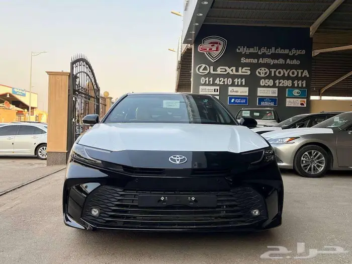 تويوتا كامري LE هايبرد 2025 فتحة بانوراما 0