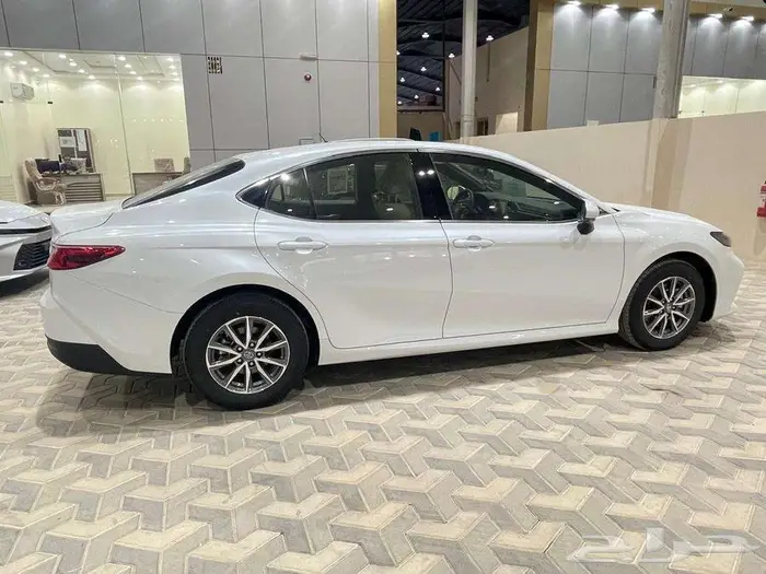 تويوتا كامري E استاندر جنوط بنزين 2025 سعودي ابيض 2