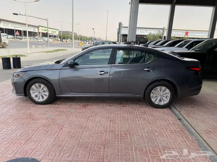 نيسان التيما استاندر موديل 2025 رمادي 3