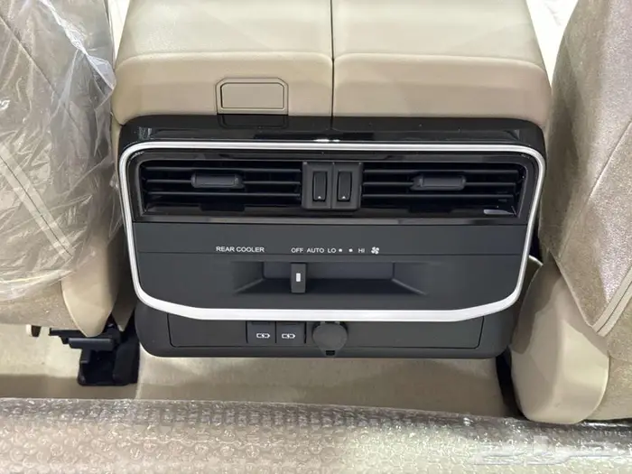 تويوتا لاندكروزر جي اكس ار رقم 3 ابيض بنزين 2025 خصم خاص 16