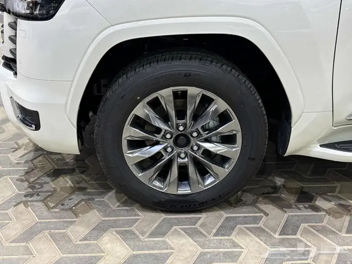 تويوتا لاندكروزر جي اكس ار رقم 3 ابيض بنزين 2025 خصم خاص 34