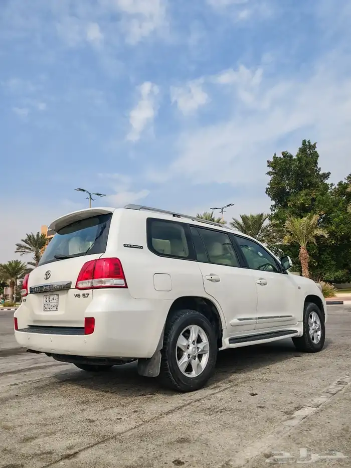 جيب لاندكروزر 2011 V.XR فل كامل 29