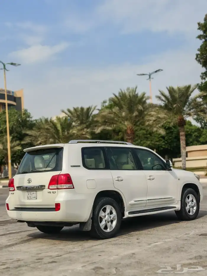 جيب لاندكروزر 2011 V.XR فل كامل 30