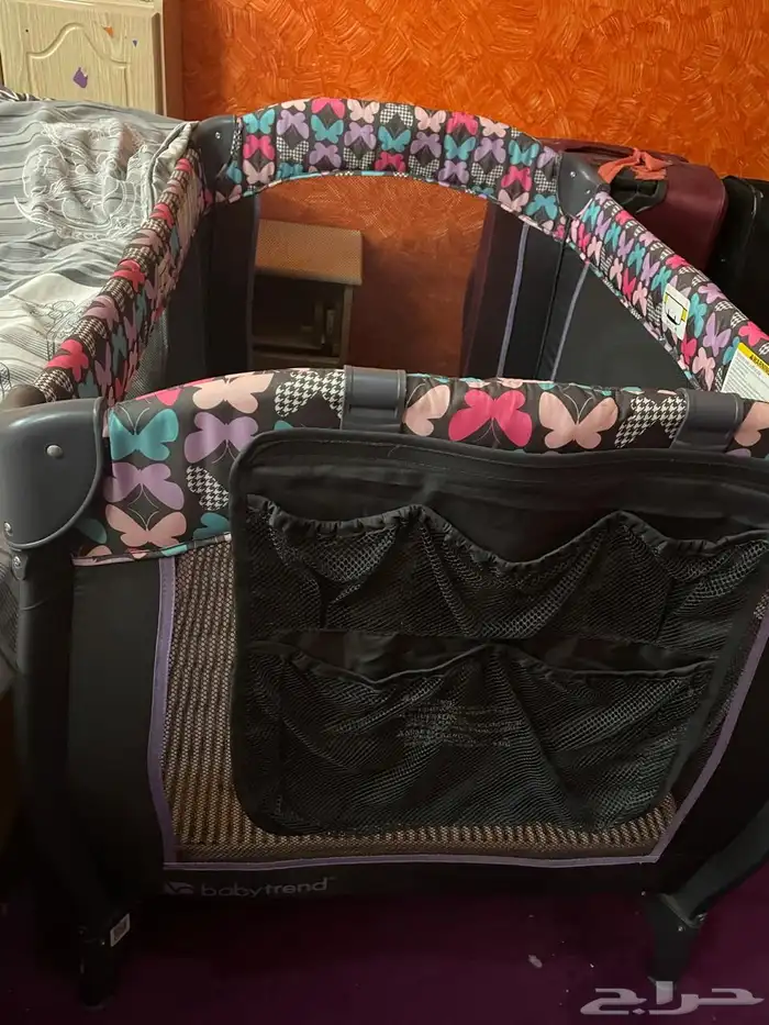 سرير وعربة اطفال وكرسي سياره وحقيبة وبانيو اطفال 0