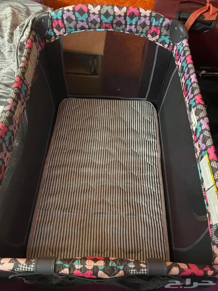 سرير وعربة اطفال وكرسي سياره وحقيبة وبانيو اطفال 1