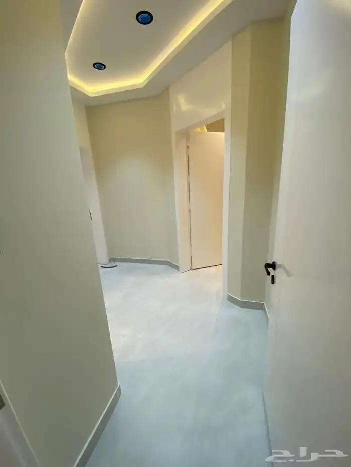 للبيع شقه روف دور ثاني مع ملحق شرق الخميس بالقرب من الخدمات 10
