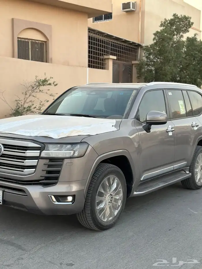 لاندكروزر 2025 L4 بنزين سعودي شبه اصفار 0