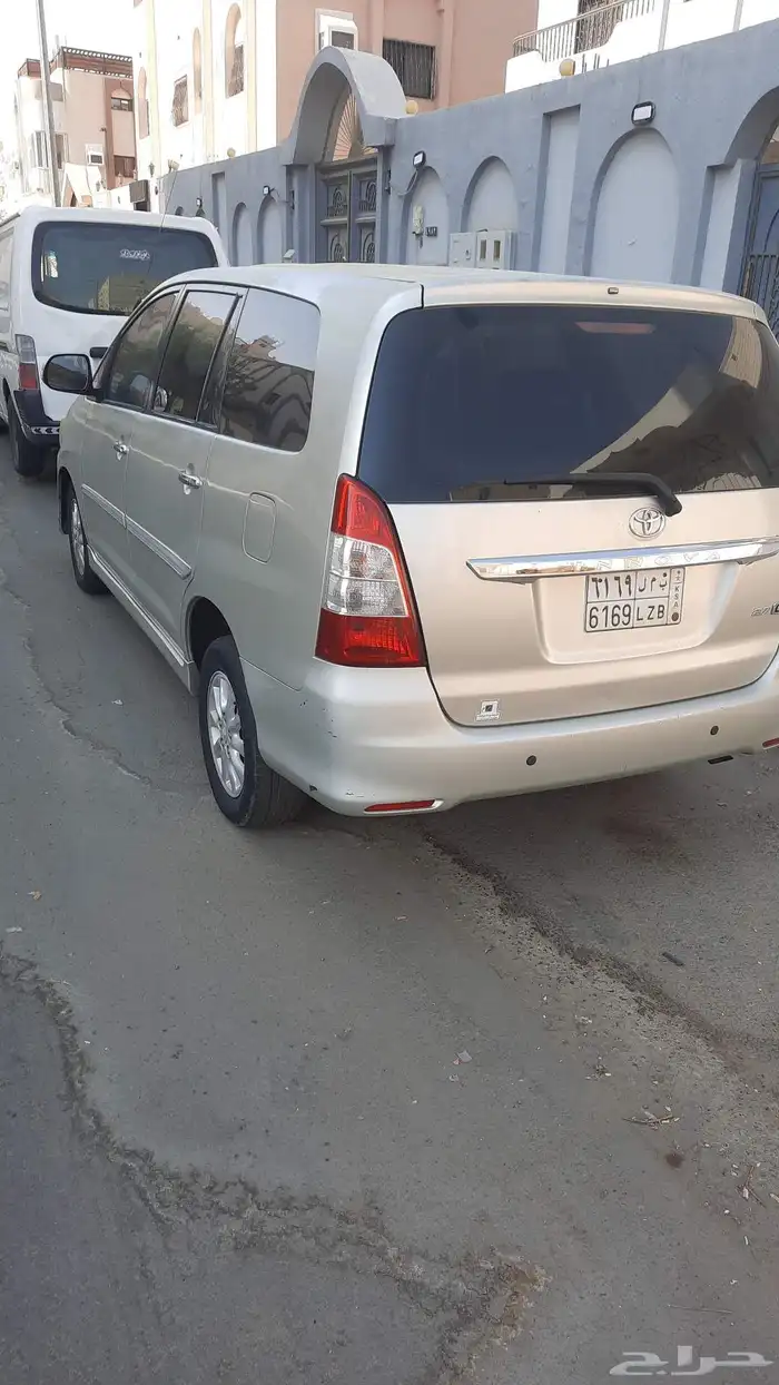 السلام عليكم للبيع انوفا 2012 3