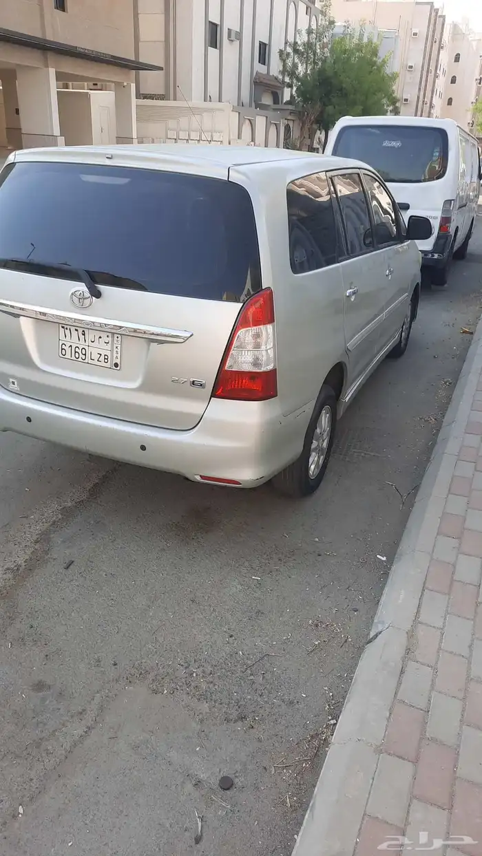 السلام عليكم للبيع انوفا 2012 1