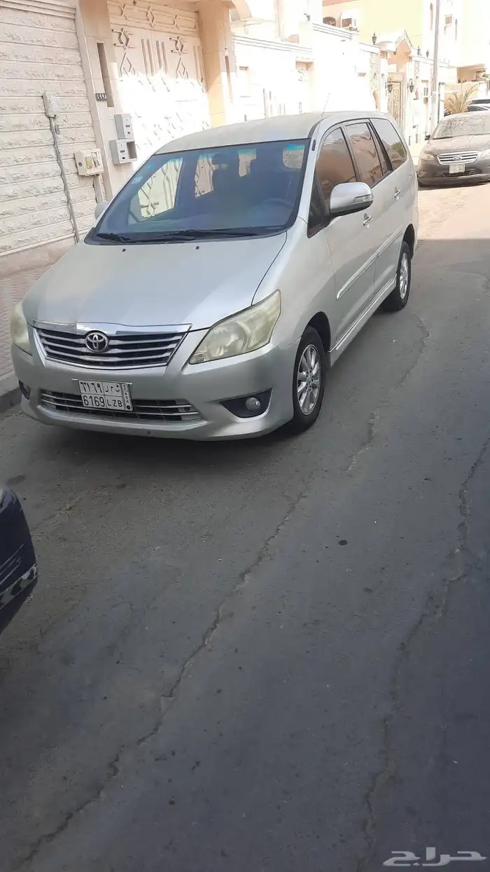 السلام عليكم للبيع انوفا 2012 6