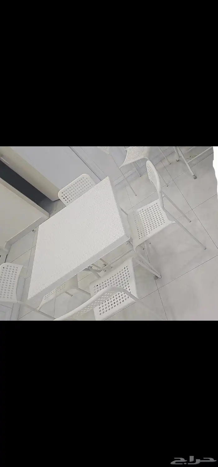 طاولة ايكيا بلاستك اربع كراسي بيضاء قابله للطي 0