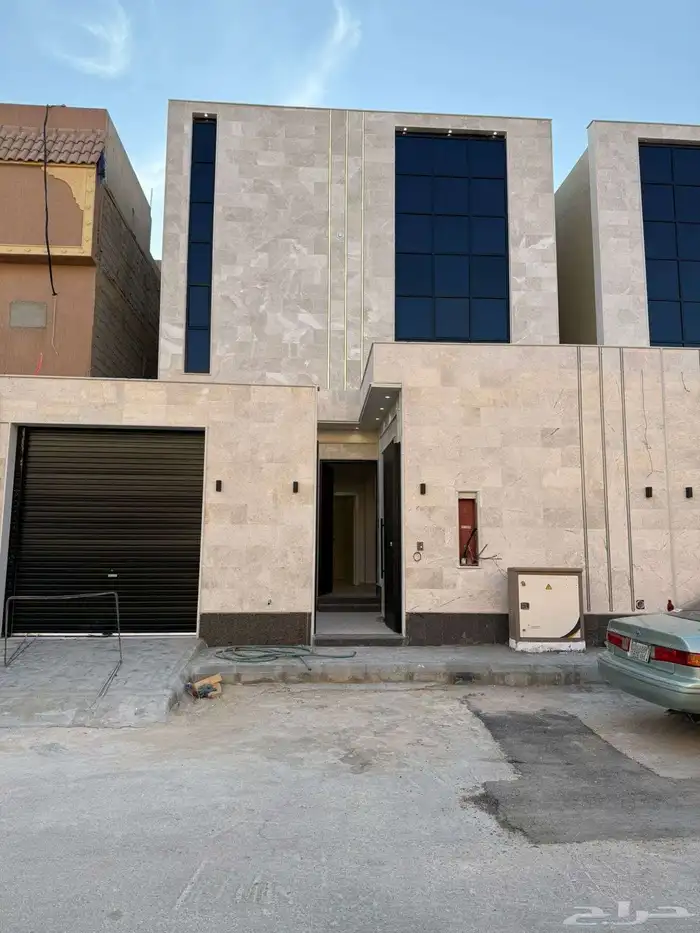 فيلا درج صالة فاخرة مساحة 200 متر مقابل القريه الشعبيه 0