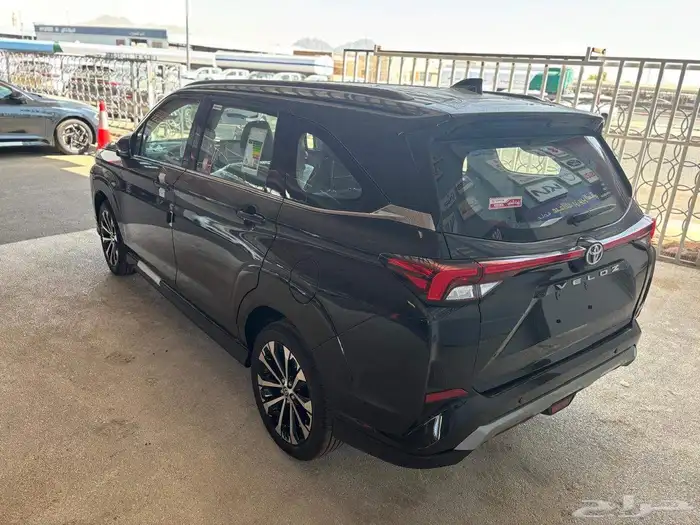 تويوتا فيلوز 2025 الأبيض والأسود 2