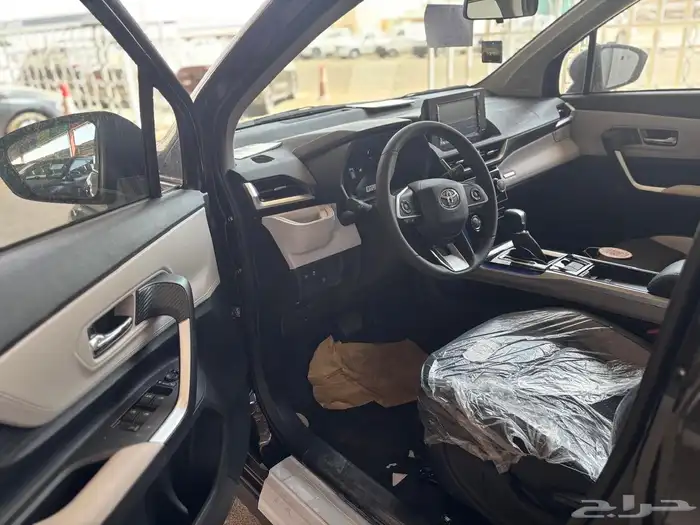 تويوتا فيلوز 2025 الأبيض والأسود 1