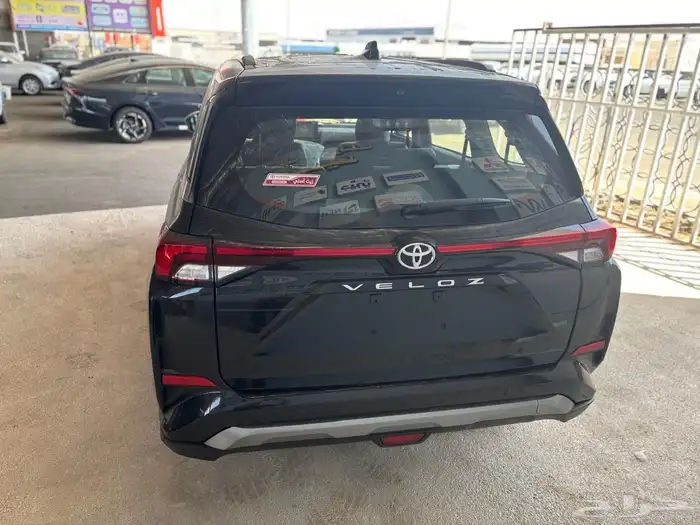 تويوتا فيلوز 2025 الأبيض والأسود 3