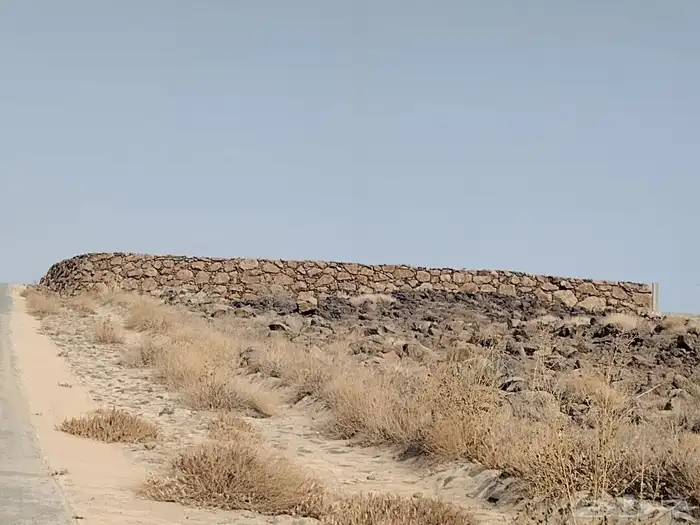 يوجد لدينا بوكلين لبناء الحجر وقص الاراضي 2