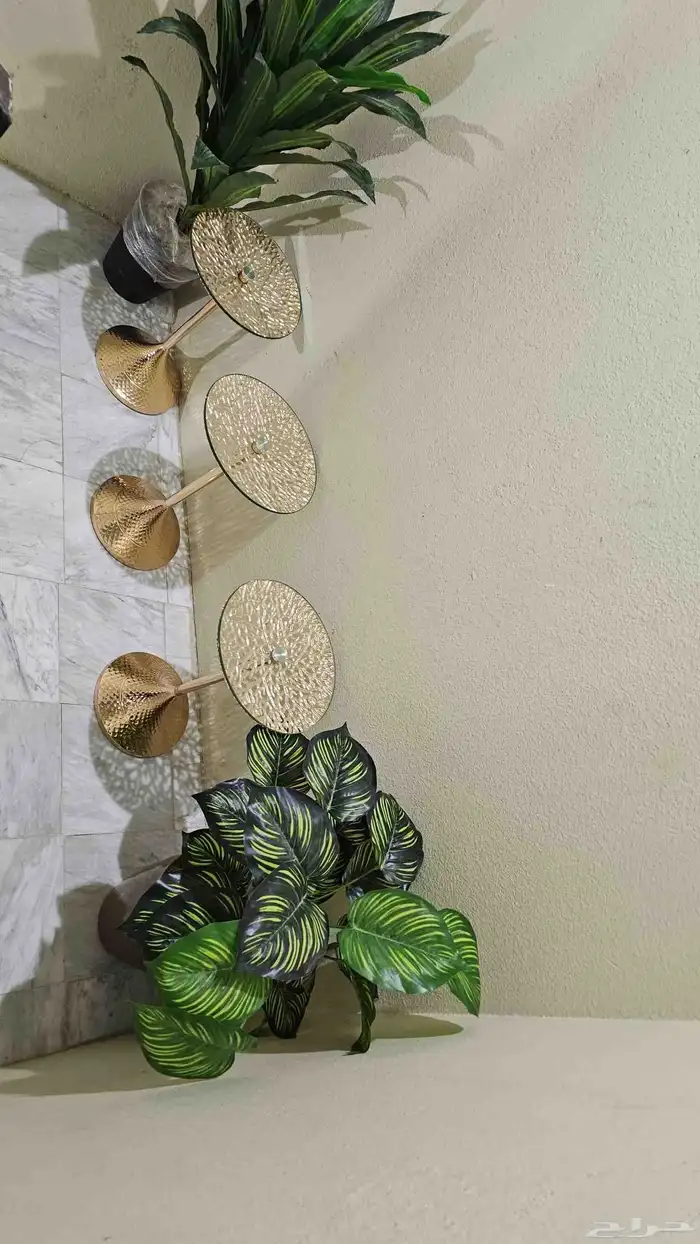 ثلاث طقم طاولات خدمة جانبية بتصميم ذهبي مع سطح زجاجي نظيف 4