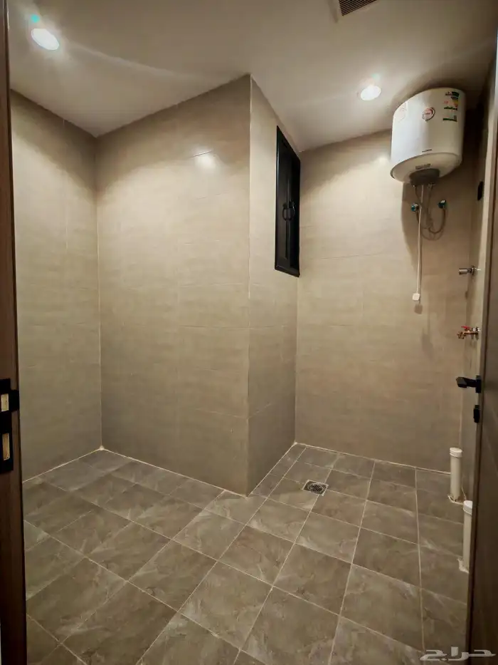 للبيع بحي الضيافه شقق علويه من 520 الف بسطح خاص ومصعد 10