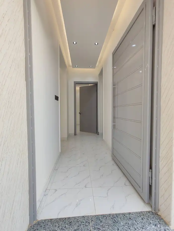 للبيع شقه دور ارضي بحوش واسع بسعر 550 الف شمال الخميس 12