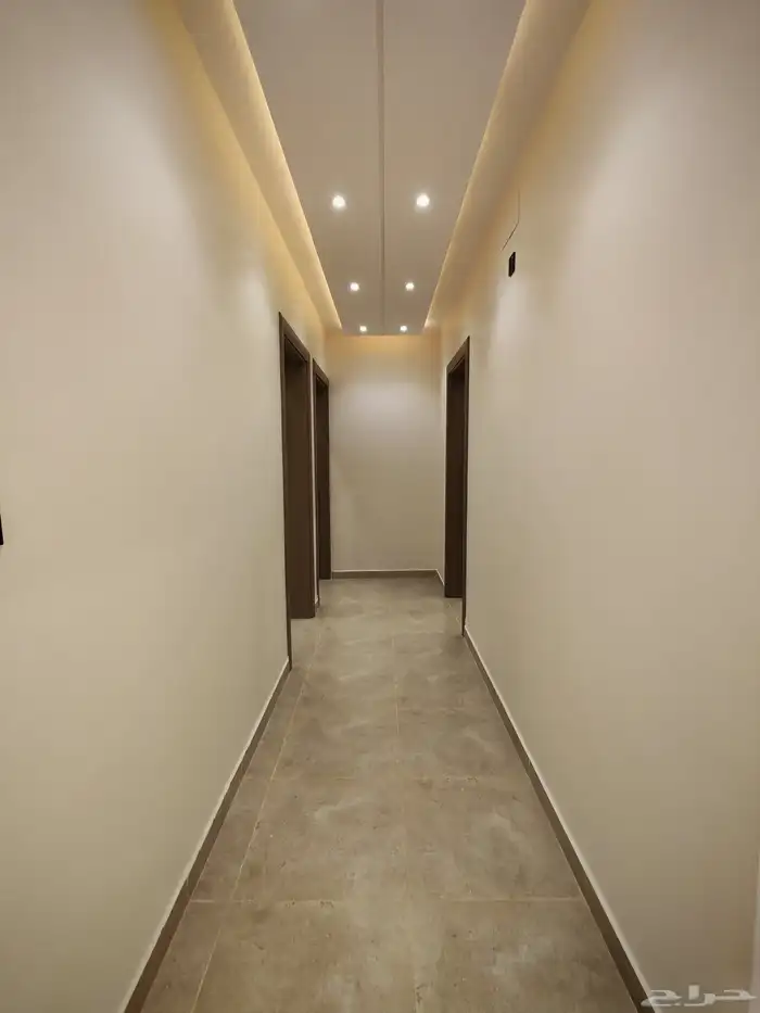 للبيع بحي الضيافه شقق علويه من 520 الف بسطح خاص ومصعد 18